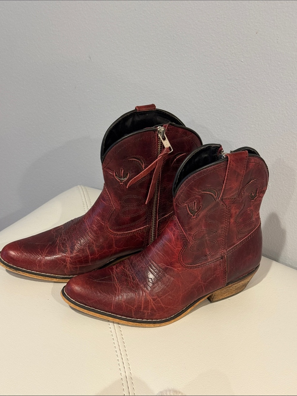 Women’s ( Dingo) Burgundy Leather Western Ankle Boots. Very good condition.6M